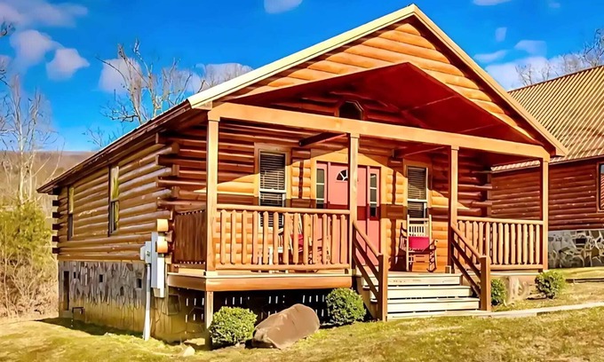 White Oak Lodge Cabin | Mins to DT Gatlinburg | Hot Tub | Community Pool
