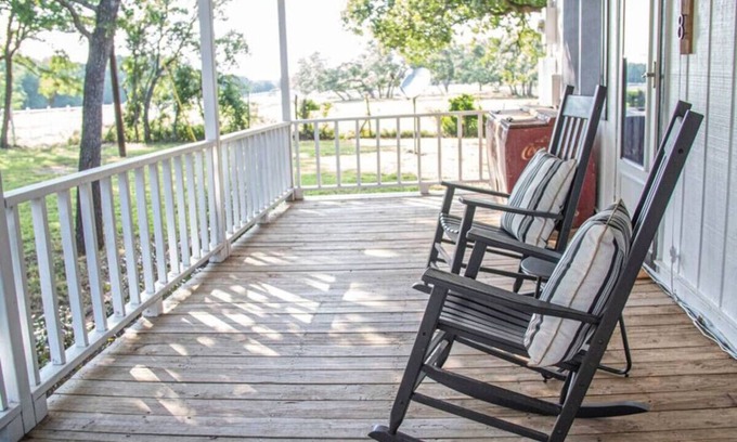 Burton House | Mins to Round Top, Retreat beneath the live oaks