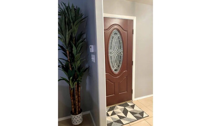 Harlandale House | Minutes away from downtown. 2 story home with balcony.