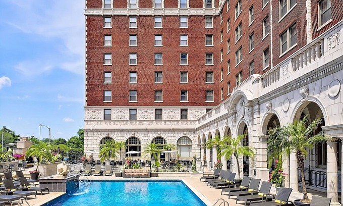 Central West End Apartment | Minutes away from Missouri Botanical Garden! Pets Are Welcome! Parking, Pool!