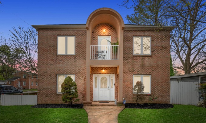 Norfolk House | Minutes ☞ CHKD ☞ Sentara ☞ EVMS ☞ ODU ☞ Bases ☞ Shipyards ☞ Sleeps 8 ☞ W/D