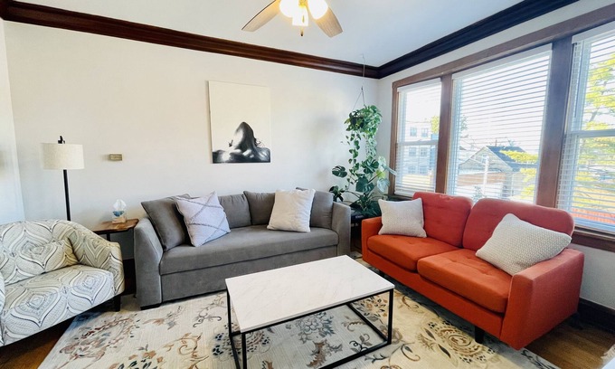 Chicago Apartment | Minutes from Downtown Gorgeous ,spacious 2BD/1BA w/Parking