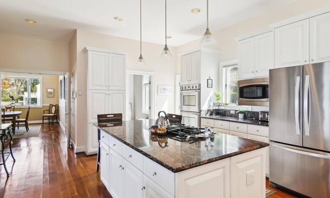 Algonquin House | Minutes from Downtown Cambridge | Outdoor Dining | Private Dock | Kayaks | Bikes