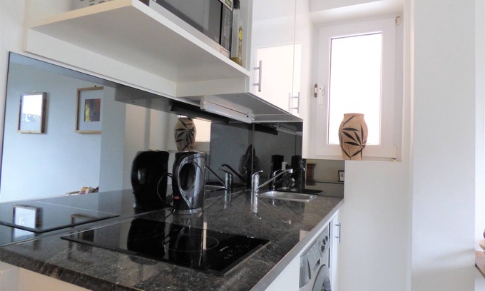 Kew Apartment | Minutes from National Archives & Kew Gardens