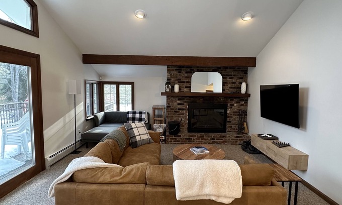 Londonderry House | Minutes to a Magical Apres Ski! 3 Beds, EV Charger, Mins to 4 Ski Mtns