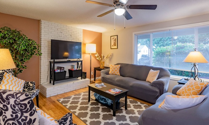Marietta-Alderwood House | Minutes to Airport, Waterfront and Downtown Sleeps 6