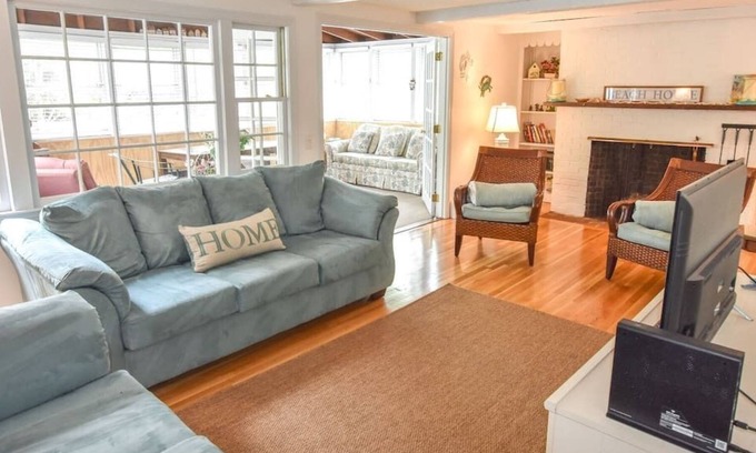 Dennis House | Minutes to Bayside Beaches!