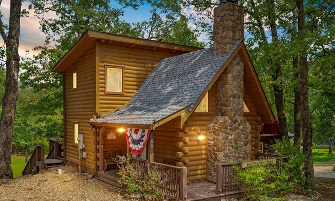 Ridgedale Cabin | Minutes to Big Cedar-Real Log Cabin-Free Silver Dollar Tickets-Pvt Hot Tub @ Lil Treehouse