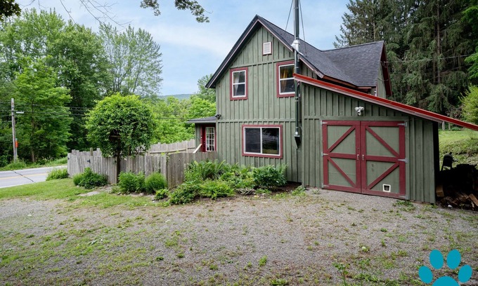 Naples House | Minutes to Canandaigua Lake Boat Launch, Fireplace, Large Yard, Hiking