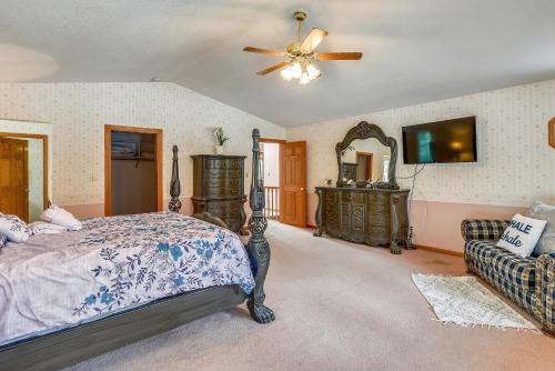 Montgomery Estates House | Minutes To Heavenly, Private Covered Hot Tub