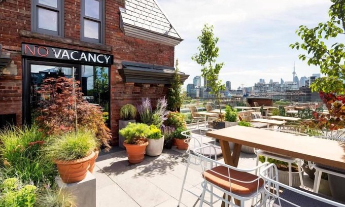 Riverside House | Minutes to Iconic Attractions! CN Tower, Hockey Hall of Fame and The Opera House