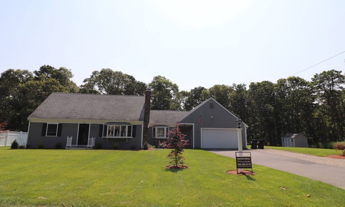 Yarmouth Port House | Minutes to Mayflower Beach - 5 Bedroom Sleeps 9