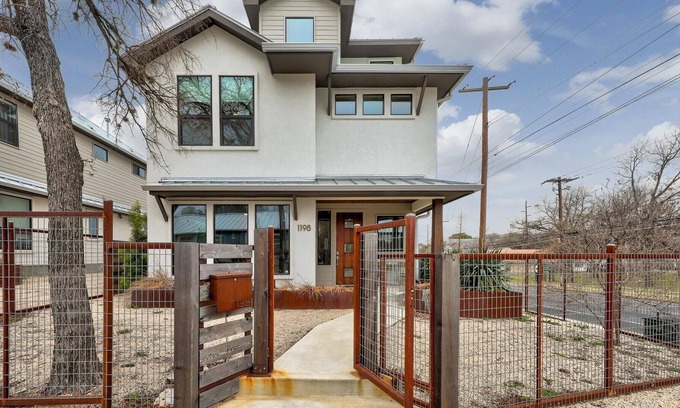 Swede Hill House | Minutes to Rainey St + Downtown, Downtown Views - Stylish Three Story Home - GuestSpaces