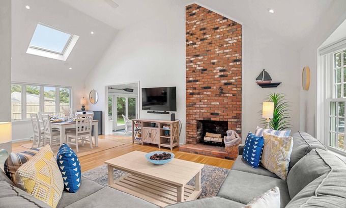 South Chatham House | Minutes to Red River Beach, Dog Friendly!