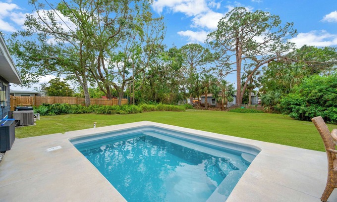 South Sarasota House | Minutes to Siesta Beach! Gorgeous home with pool