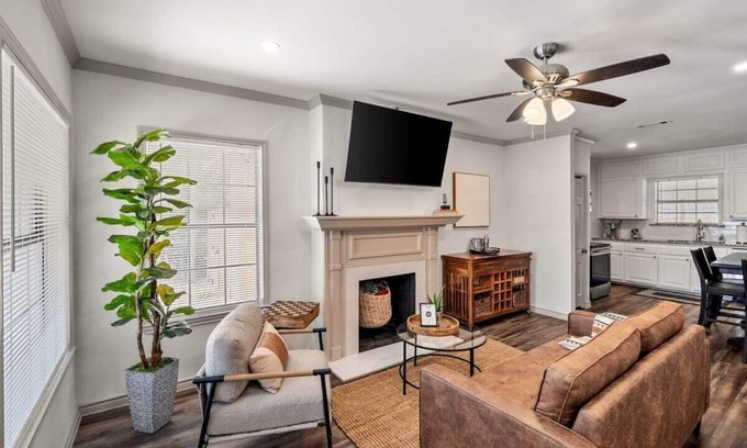 Westcliff House | Minutes to TCU! Modern Model Home. Patio. BBQ.