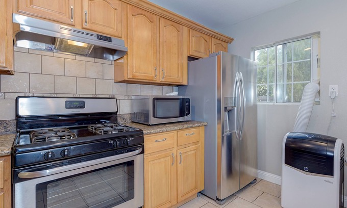 East Palo Alto House | Minutes to Techs & Stanford Uni! Cozy 2BR House