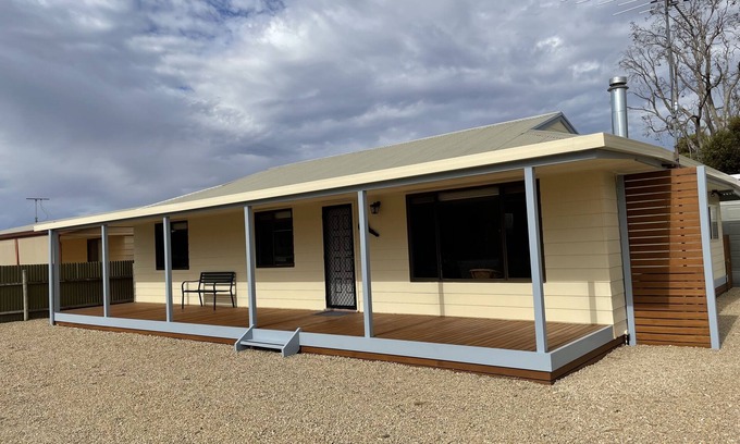 Minlacowie House | Minutes to the beach! Freshly renovated, stylish & modern.