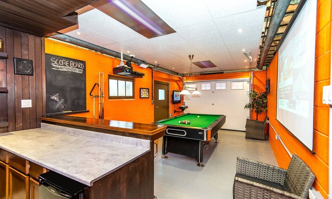 Wainfleet House | Minutes to the Beach - Lakeshore Meadows Retreat