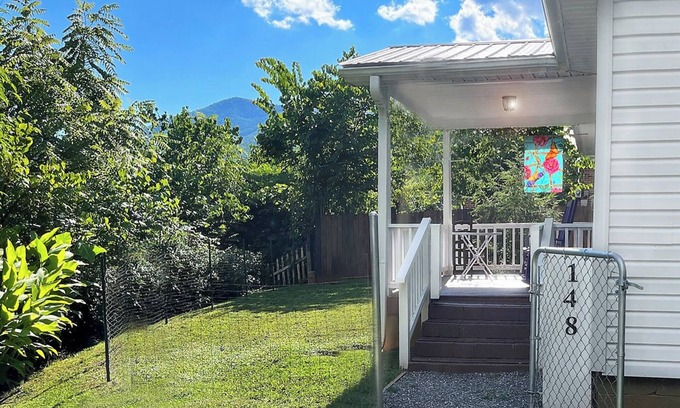 Dillsboro House | Miraflor Guest House, family and pet friendly