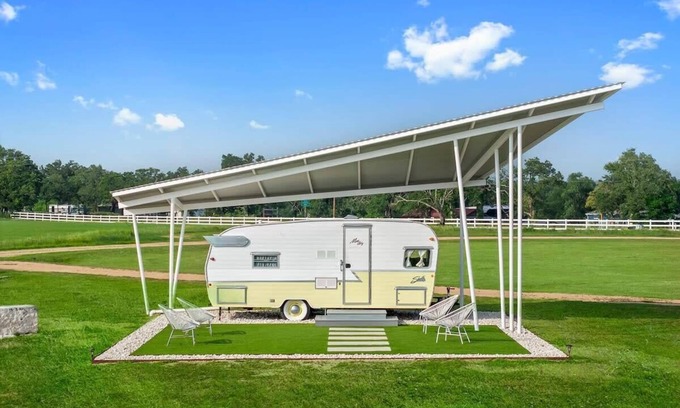 Willow City House | Miss Abby - Glamping, Pool & Fireplace