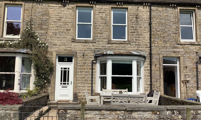 Hawes Cottage | MISS BURROW'S HOUSE, pet friendly, character holiday cottage in Hawes
