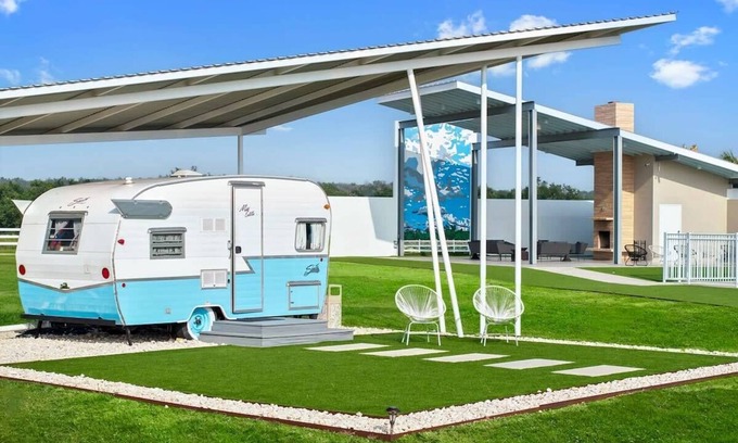 Willow City House | Miss Estella - Glamping, Pool & Fireplace