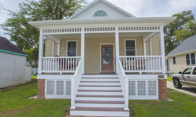 Chincoteague House | Miss Ida- Adorable Downtown Historic Cottage w/Screened Porch