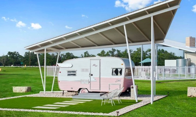 Willow City House | Miss Lottie - Glamping, Pool & Fireplace
