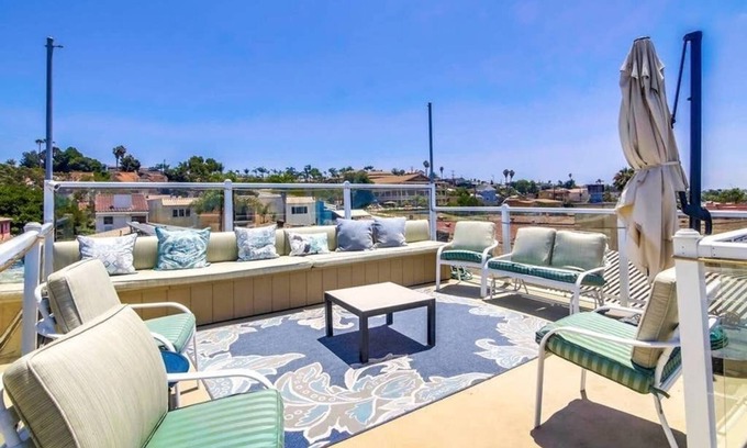 Bay Park Condo | Mission Bay Studio w Ocean Views from Rooftop Deck