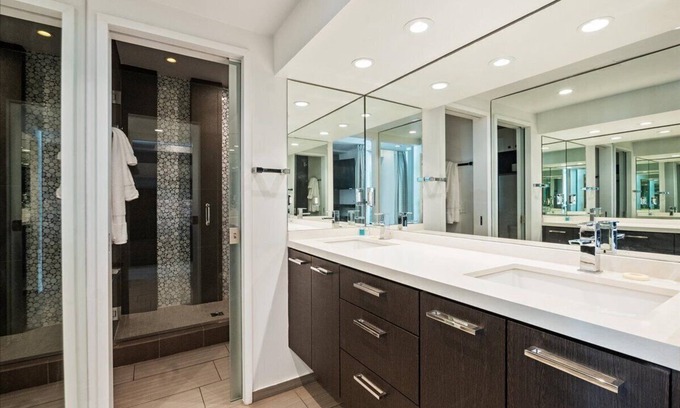 Central Mission Beach House | Mission Beach 7 Bedroom Castle w/Rooftop Deck & Hot Tub