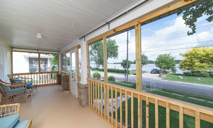 Bryant House | Mississippi Hideaway- Beautiful River Views! Relax & Unwind in this Cozy 3 Bdrm.