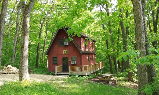 Eastman Cabin | Mississippi River Getaway Spirit Mound, now with high speed internet!