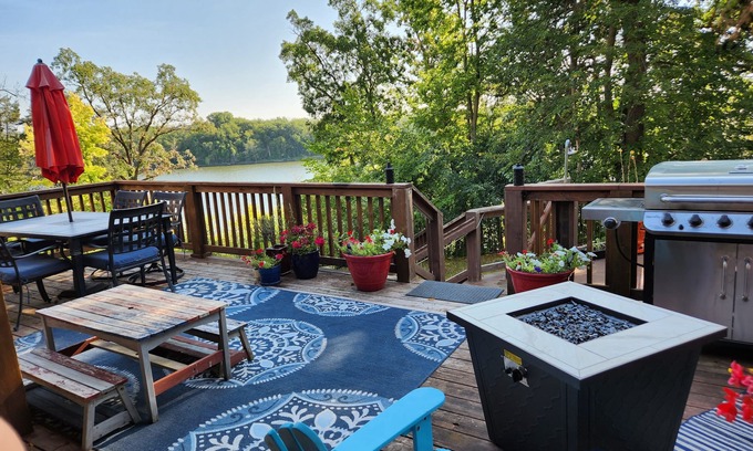 Inver Grove Heights House | Mississippi River views, year-round Hot Tub and Bald Eagle Visitors