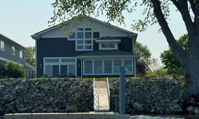 Brownsville House | Mississippi waterfront vacation home that welcomes dogs! Private dock for boats