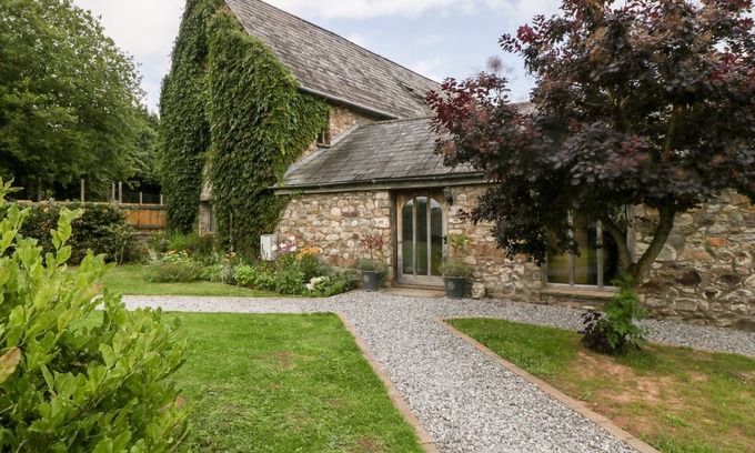 Kemeys Commander Cottage | MISTLETOE COTTAGE, pet friendly, character holiday cottage in Usk