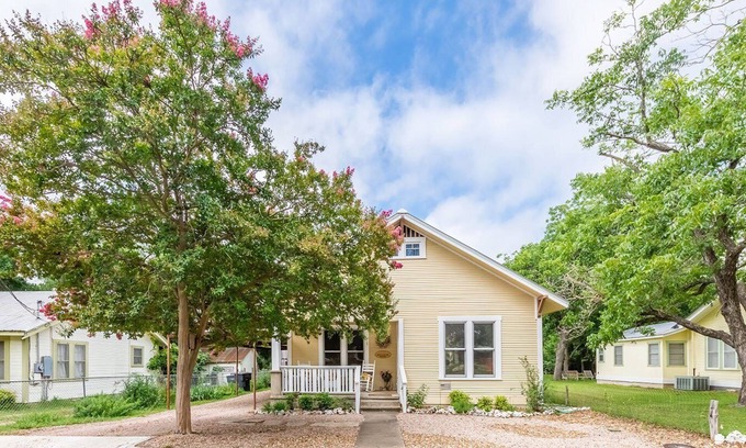 Fredericksburg House | Mistletoe House - Walking distance to downtown - Getaway