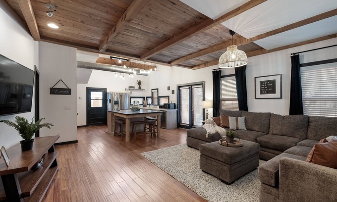 Midtown House | Mistletoe - Near Downtown, Nitelife, Pearl, R Walk