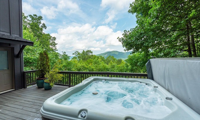 Skyland House | Misty Mountain Hideaway | Under New Management, Hot Tub & Mountain Views