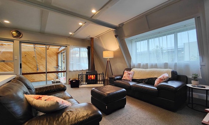 Te Anau Apartment | Misty Mountain Retreat