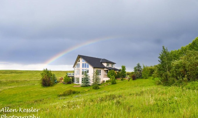 De Winton Bed & Breakfast | Misty Ridge Retreat B&B
