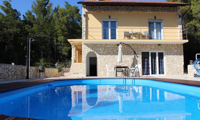 Benkovac House | mit Pool in Ruhigem Waldstück