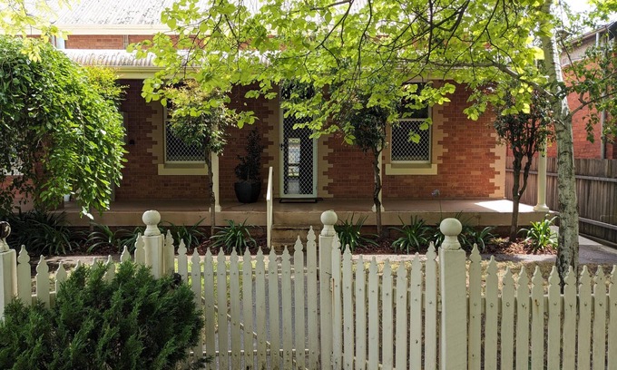 Albury House | Mitchell Cottage- Heritage Chic in Central Albury - Gorgeous two bedroom cottage in central Albury