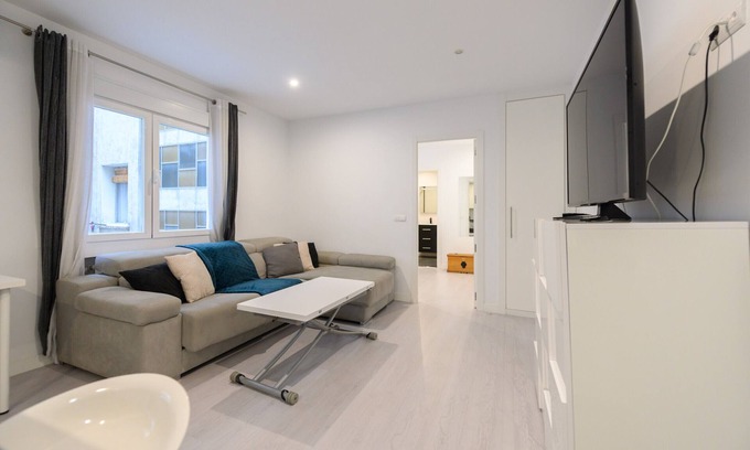 Cotos Apartment | Mixed rental in Madrid : 1 bedroom flat to live and work in