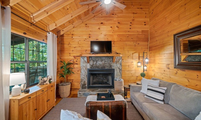 Blue Ridge Cabin | MJ's Beary Cozy Cabin. Hot tub, Fire pit Fireplace