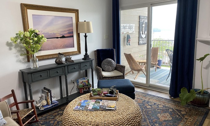 Huddleston Condo | ML, 1Bedroom,1 bath, Lakefront, best views around! PET Fee -ask about ESA policy