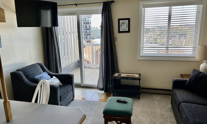 Snowshoe Condo | ML320 Light & Bright! Mountain View Comfortable Near Village & Lift WiFi