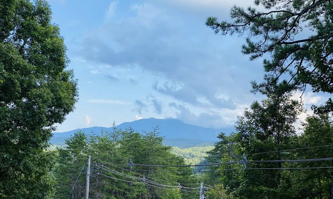 Gatlinburg - Pigeon Forge Cabin | MNT VIEWS! Private HOT TUB and Wrap Around Porch! Minutes to PF and Gatlinburg!