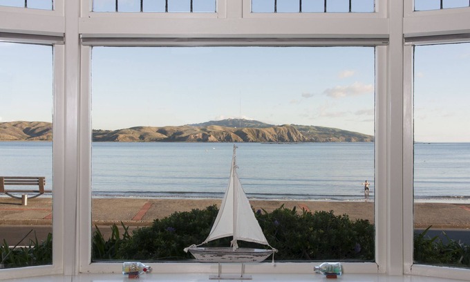 Plimmerton House | Moana Lodge - Guest House