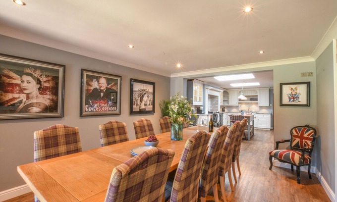 Martlesham Heath House | MOAT BARN, pet friendly, with hot tub in Woodbridge